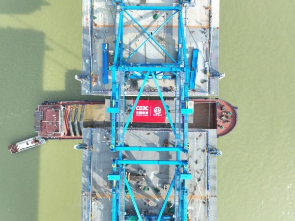 配资炒股网开 横钦高速郁江特大桥实现合龙